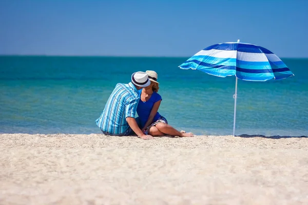 幸せなカップル男とともに女の子によって海オンザ性質旅行 — ストック写真