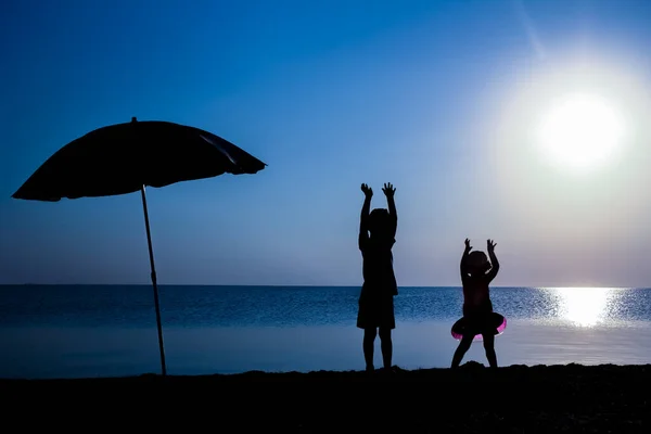 Feliz Pelo Mar Jogar Natureza Silhueta Viagem — Fotografia de Stock