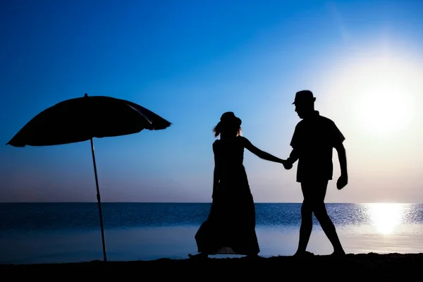 Pareja Feliz Junto Mar Atardecer Silueta Viaje Naturaleza —  Fotos de Stock