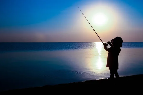 Feliz Niño Pescador Pesca Junto Mar Silueta Naturaleza Viaje —  Fotos de Stock