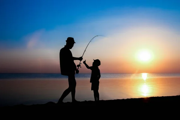 Feliz Padre Hijos Pescadores Capturan Peces Por Mar Silueta Naturaleza — Foto de Stock