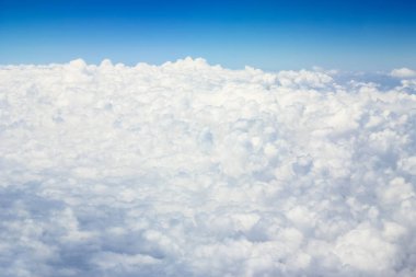 Toprak ve bulutlar gökyüzünde doğa üzerine bir uçak.