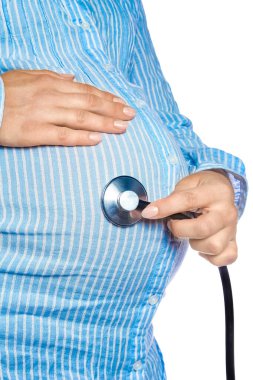 Mutlu hamile kız beyaz arka planda yatıyor.