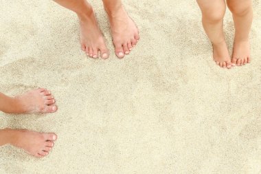 Yunan denizinin arka planında güzel bacaklar