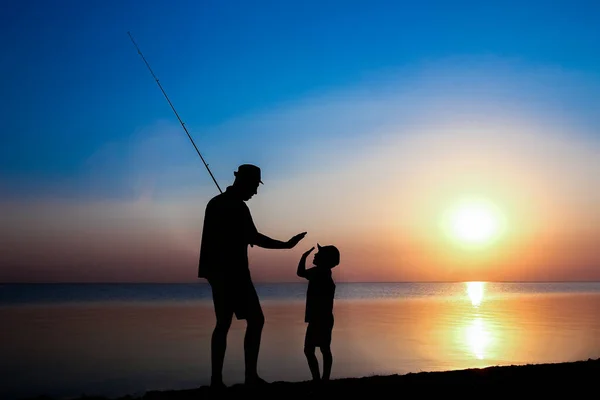 Gelukkig Vader Kind Vissers Vangen Vis Aan Zee Natuur Silhouet — Stockfoto