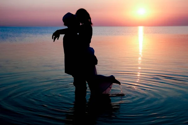 Pareja Feliz Junto Mar Atardecer Silueta Viaje Naturaleza — Foto de Stock