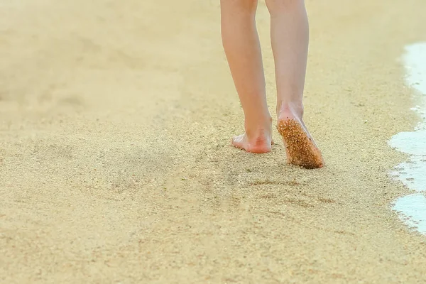 Schöne Fußabdrücke Sand Vor Dem Hintergrund Des Meeres — Stockfoto