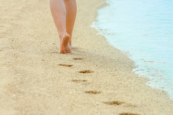 Mooie Voetafdrukken Het Zand Door Zee Achtergrond — Stockfoto