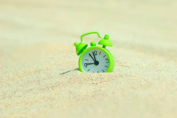 Beautiful Alarm Clock Sand Sea Background — Stock Photo, Image