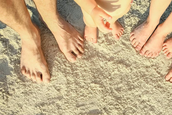 Mooie Familiebenen Het Zand Aan Zee — Stockfoto