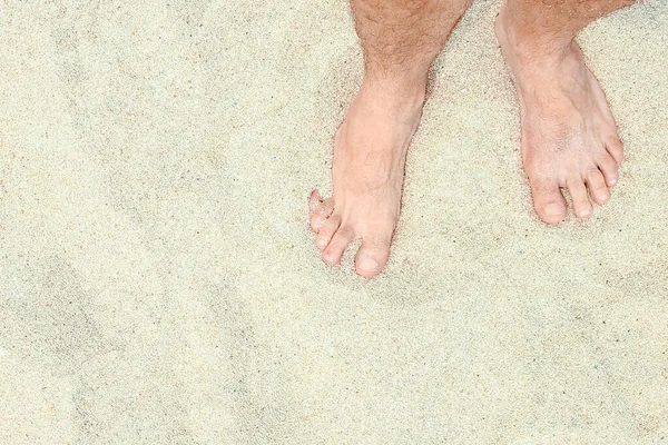 海的沙滩上美丽的腿 希腊背景 — 图库照片