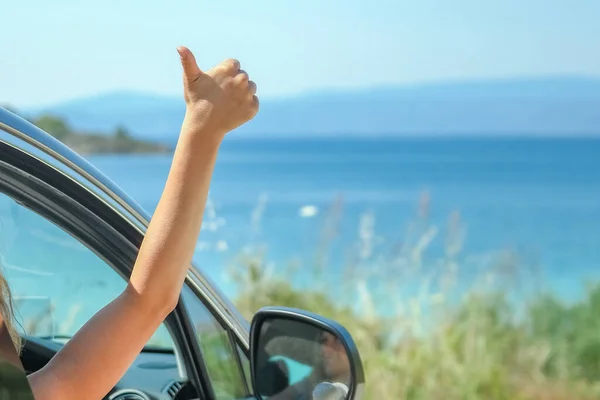 Gelukkig Meisje Van Auto Zee Griekenland Achtergrond — Stockfoto