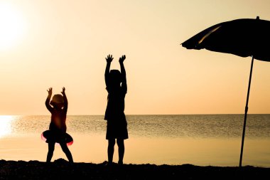 Denizden mutlu doğanın siluet yolculuğunda