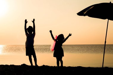 Denizden mutlu doğanın siluet yolculuğunda