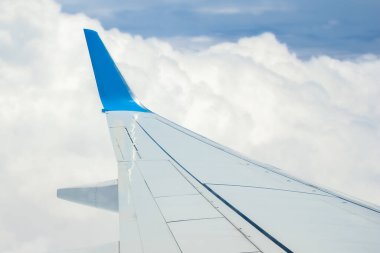 Toprak ve bulutlar gökyüzünde doğa üzerine bir uçak.