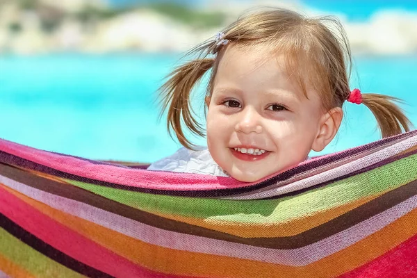 Glückliches Kind Meer Auf Hängematte Griechischen Hintergrund — Stockfoto