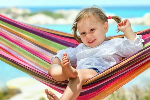 Criança Feliz Pelo Mar Rede Fundo Grécia — Fotografia de Stock