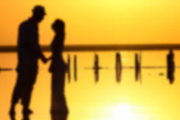 Couple Heureux Mer Avec Reflet Eau Silhouette Fond — Photo