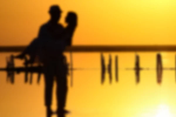 Couple Heureux Mer Avec Reflet Eau Silhouette Fond — Photo