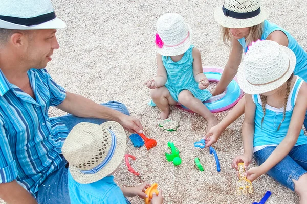 Familia Feliz Jugando Junto Orilla Del Mar Fondo Arena —  Fotos de Stock