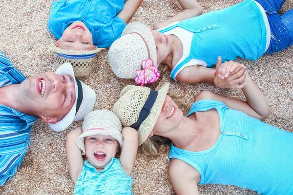 Familia Feliz Jugando Junto Orilla Del Mar Fondo Arena —  Fotos de Stock