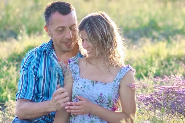 Lyckligt Par Förälskade Naturen Park Med Blommor — Stockfoto