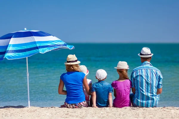 Felice Famiglia Genitori Con Bambini Riva Mare Viaggio Natura — Foto Stock