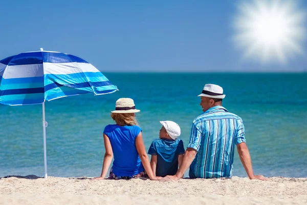 Pais Família Felizes Com Crianças Beira Mar Viagens Natureza — Fotografia de Stock