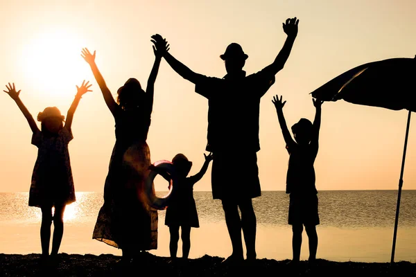 日落时分 在海边的快乐家庭 在大自然中旅行的轮廓 — 图库照片