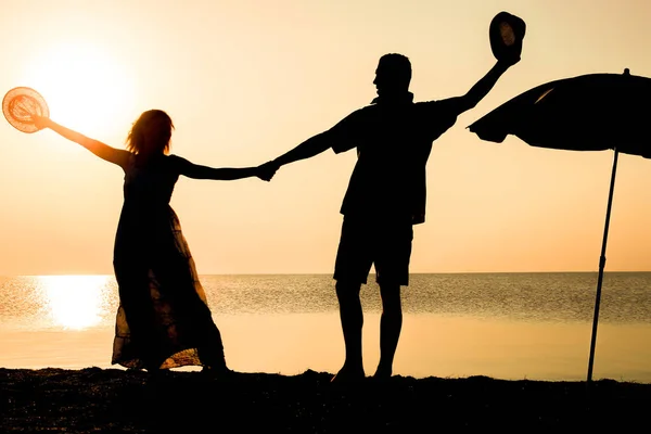 Pareja Feliz Junto Mar Atardecer Silueta Viaje Naturaleza — Foto de Stock