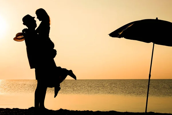 Gelukkig Paar Aan Zee Bij Zonsondergang Reis Silhouet Natuur — Stockfoto