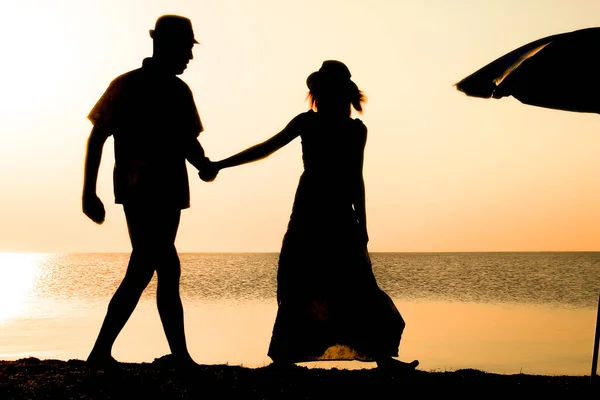 Casal Feliz Pelo Mar Pôr Sol Silhueta Viagem Natureza — Fotografia de Stock