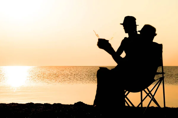 Gelukkig Paar Aan Zee Bij Zonsondergang Reis Silhouet Natuur — Stockfoto