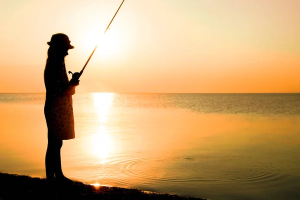 Felice Bambino Pescatore Pesca Mare Sulla Silhouette Della Natura Viaggi — Foto Stock