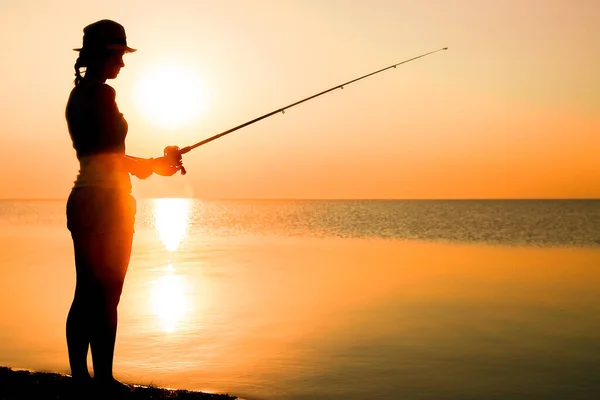 Chica Feliz Pescador Capturas Peces Por Mar Naturaleza Silueta Viaje —  Fotos de Stock