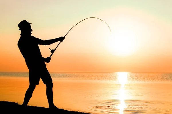 Hombre Feliz Pescador Captura Peces Por Mar Silueta Naturaleza Viaje — Foto de Stock