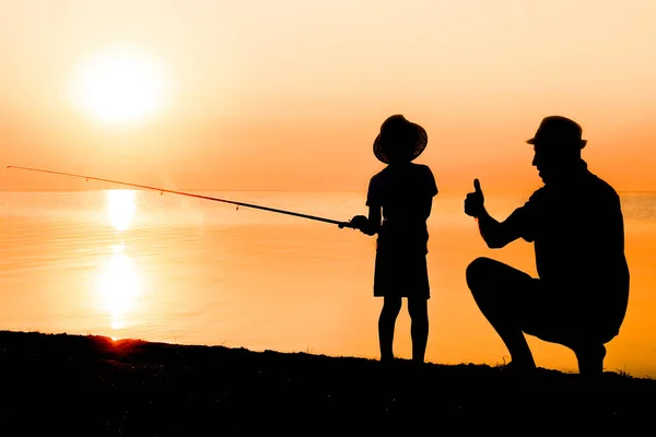 Счастливый Отец Ребенок Рыбаки Ловить Рыбу Море Природе Силуэт Путешествия — стоковое фото