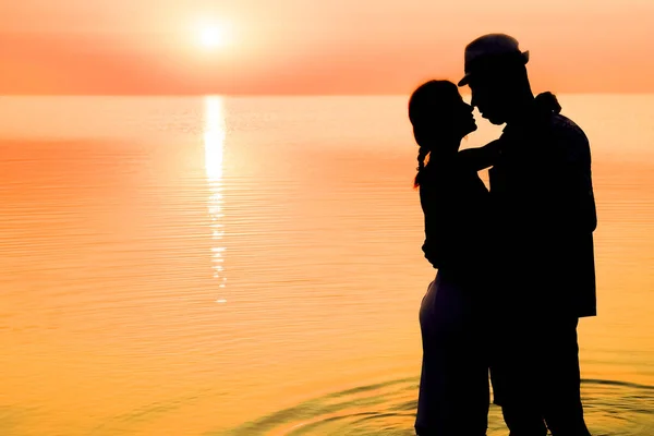 Pareja Feliz Junto Mar Atardecer Silueta Viaje Naturaleza —  Fotos de Stock