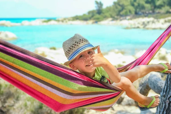 Ευτυχισμένο Παιδί Δίπλα Στη Θάλασσα Στην Αιώρα Στην Ελλάδα — Φωτογραφία Αρχείου