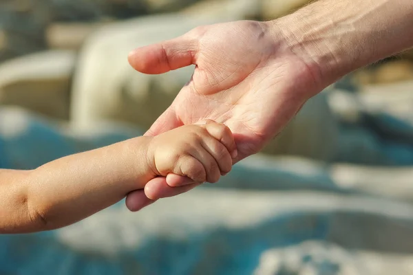 Όμορφα Χέρια Γονέα Και Παιδιού Δίπλα Στη Θάλασσα — Φωτογραφία Αρχείου