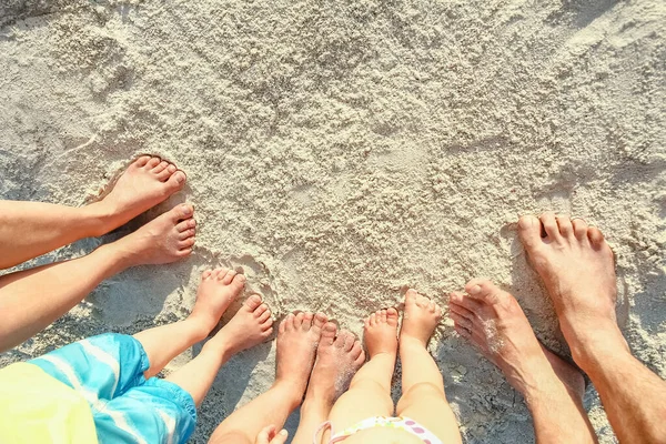 Όμορφα Οικογενειακά Πόδια Στην Άμμο Δίπλα Στη Θάλασσα — Φωτογραφία Αρχείου