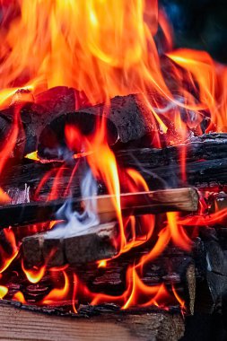Kömürlü ateş ve doğa pikniğinde ateş. Sokaklarda yemek için şenlik ateşi yakıyor.