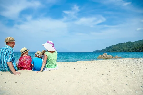 Familia Feliz Mar Grecia Fondo Naturaleza —  Fotos de Stock