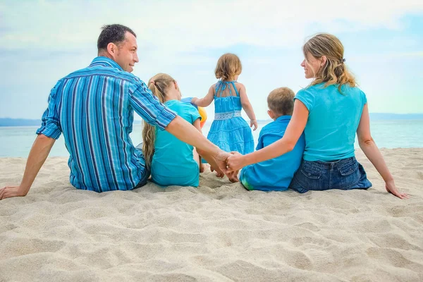 Šťastná Rodina Moři Řečtině Přírodním Pozadí — Stock fotografie