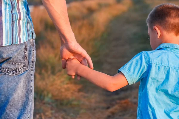 Yolun Kenarındaki Parkta Mutlu Bir Çocuk Ebeveynin Elleri — Stok fotoğraf