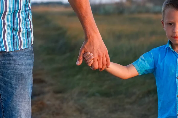 Yolun Kenarındaki Parkta Mutlu Bir Çocuk Ebeveynin Elleri — Stok fotoğraf