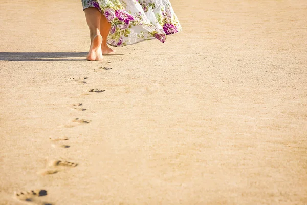 美丽的脚印在沙滩上 在大自然的背景下杀戮 — 图库照片