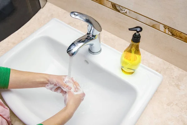 Hände Mit Seife Werden Unter Dem Wasserhahn Mit Wasser Gewaschen — Stockfoto