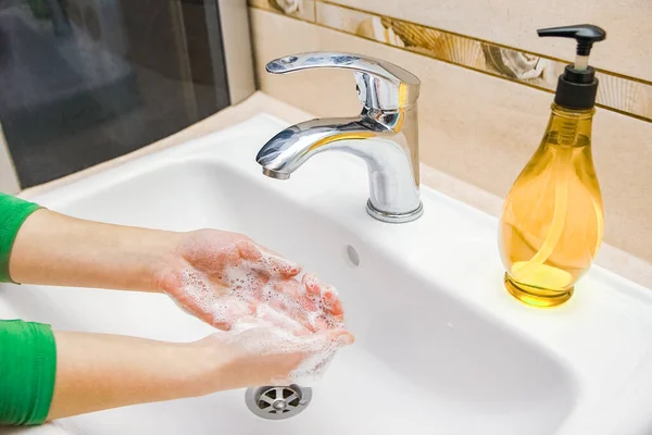 Руки Мылом Моются Краном Водой Очистить Инфекции Грязи Вируса Дома — стоковое фото