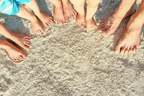 Mooie Familiebenen Het Zand Aan Zee — Stockfoto